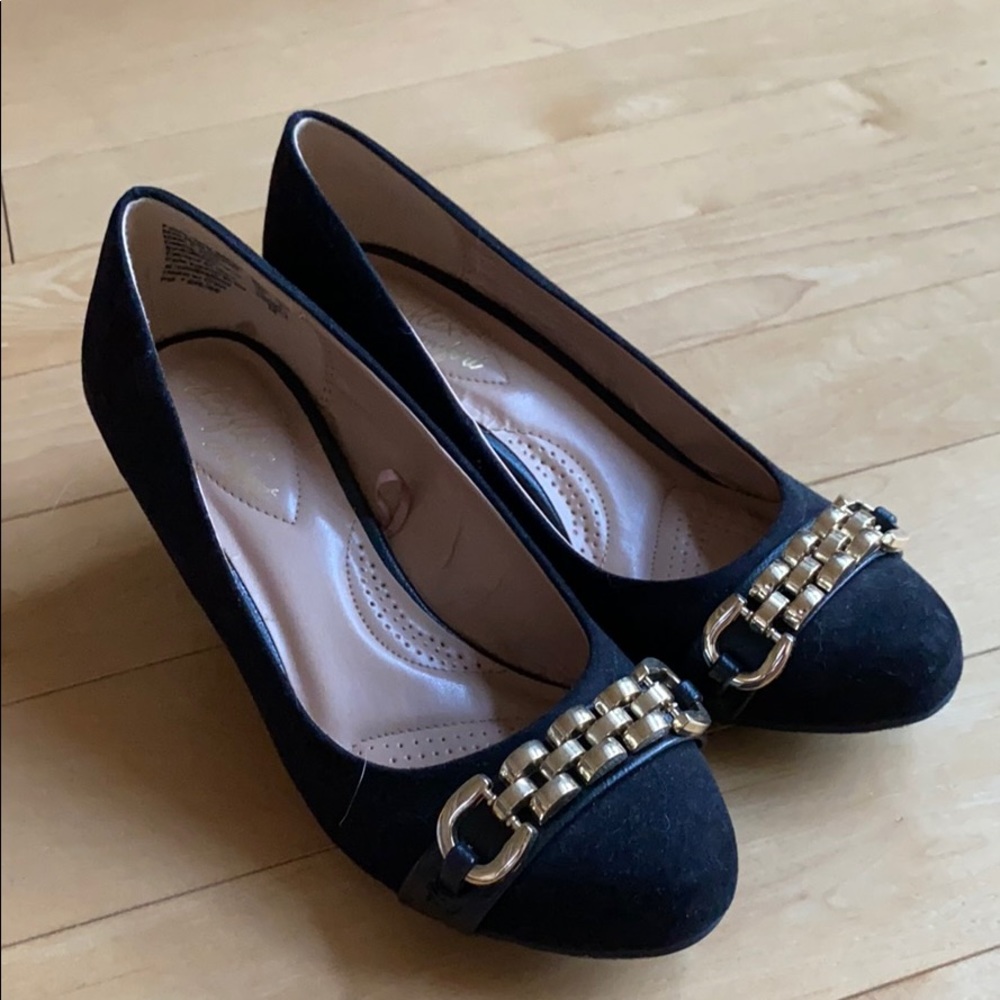 Black pumps